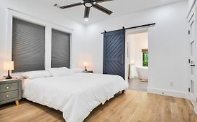 Elegant City Getaway With King Beds And Luxe Bath!